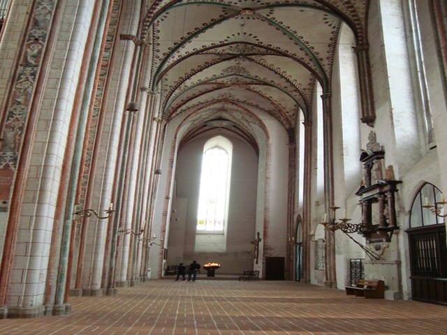 聖マリア教会、側廊。